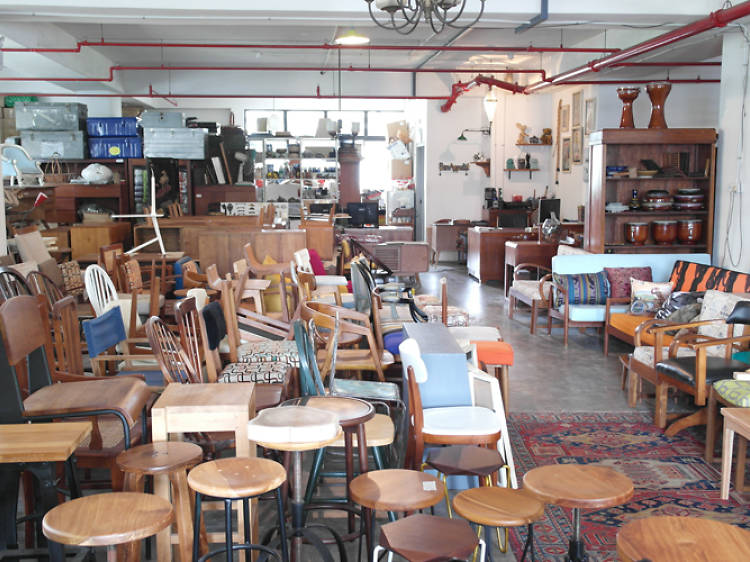 Guide to Haggling and Negotiating Prices at Discount Furniture Stores